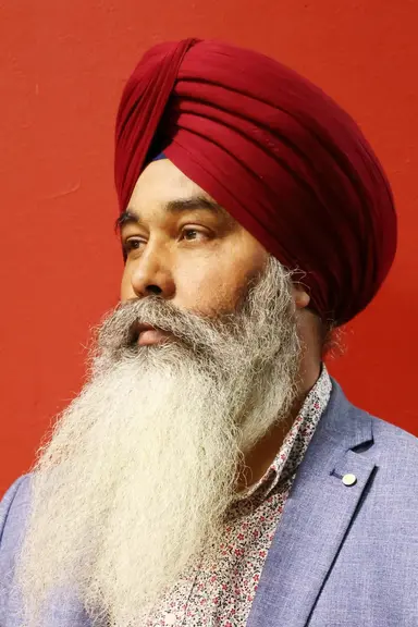 Elderly man with a long beard wearing a traditional turban