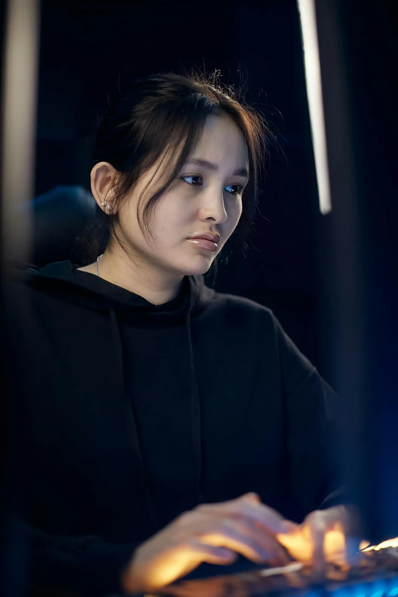 Focused young woman working at her desk